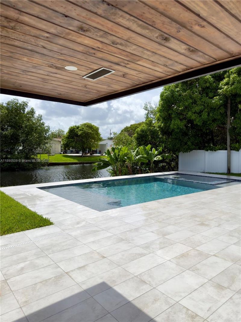 2350 NE 194th St, Miami, FL 33180 Photo