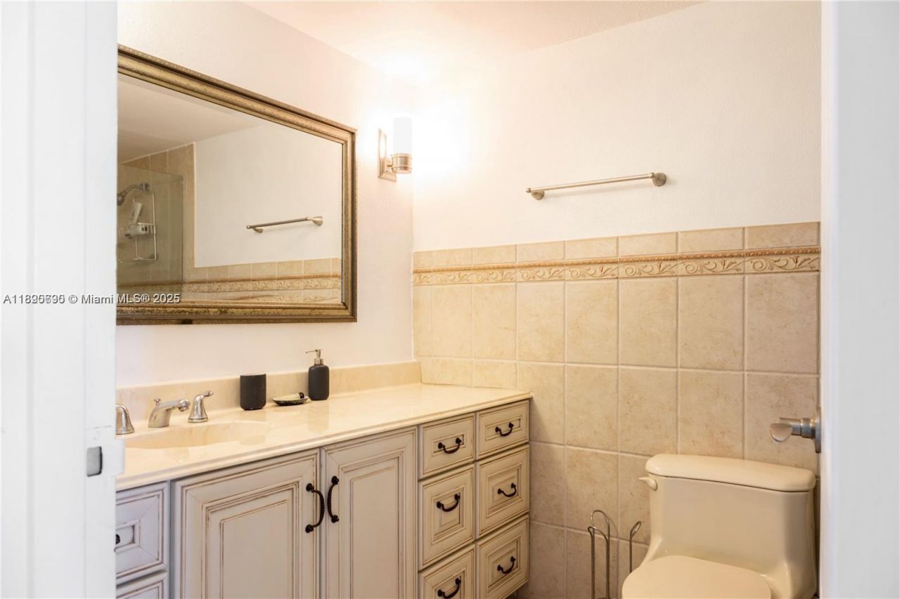 5555 Collins Ave, Unit 11U, Miami Beach, FL 33140 Photo