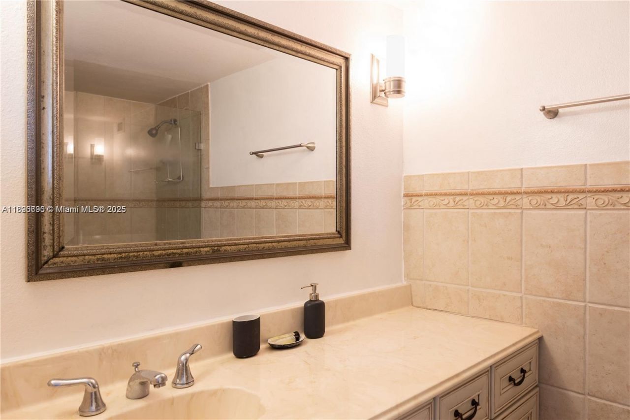 5555 Collins Ave, Unit 11U, Miami Beach, FL 33140 Photo