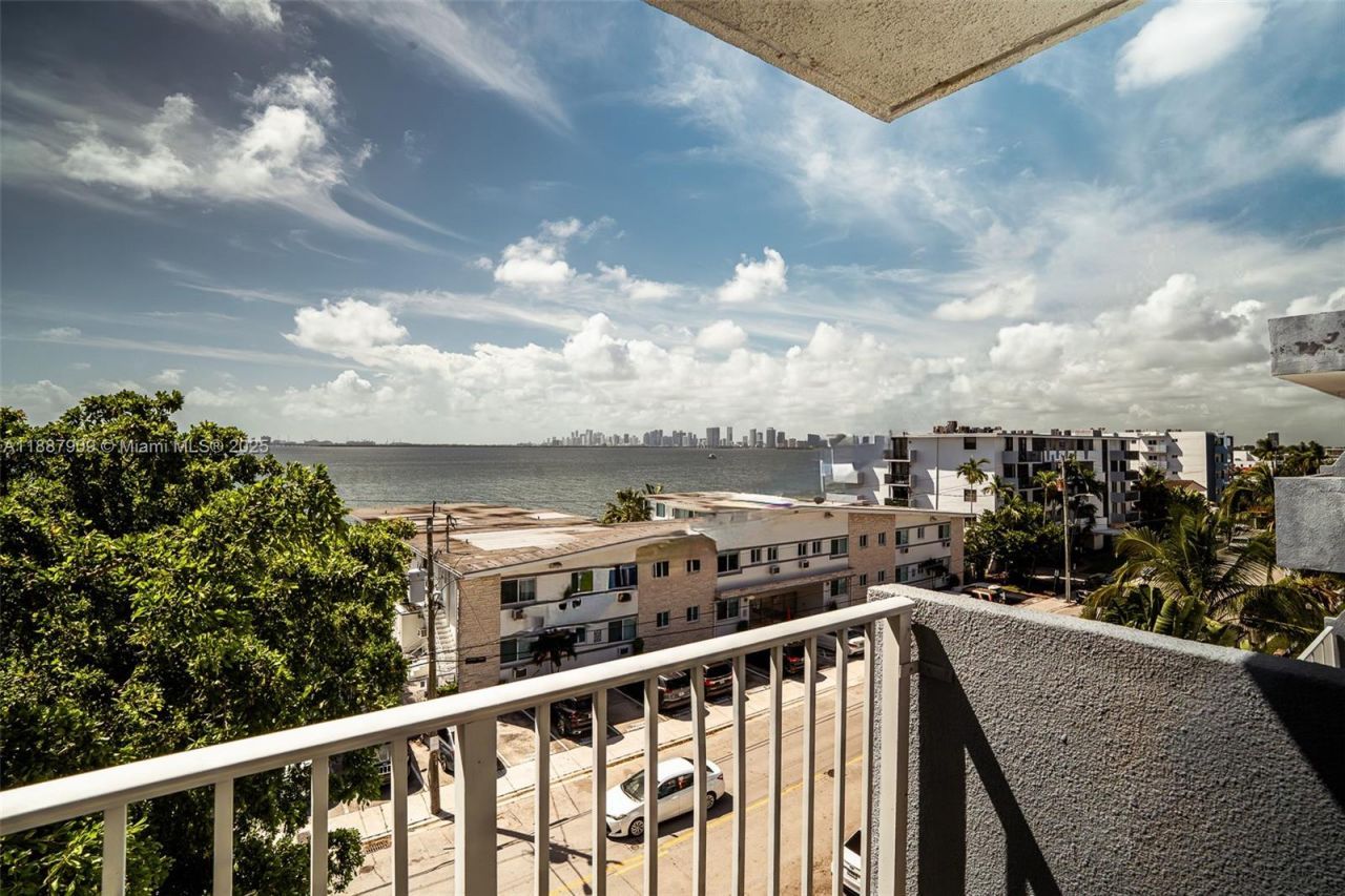 1801 S Treasure Dr, Unit 526, North Bay Village, FL 33141 Photo