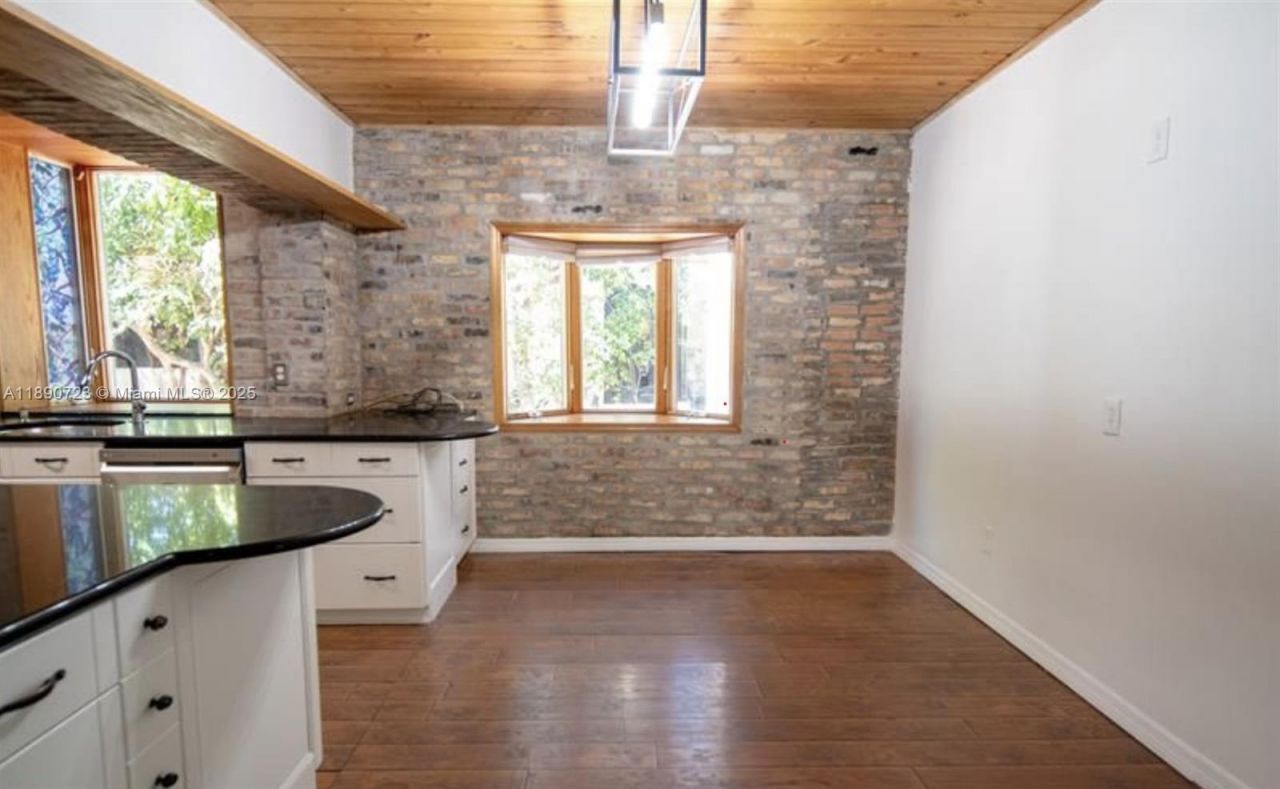 3050 Alton Rd, Miami Beach, FL 33140 Photo