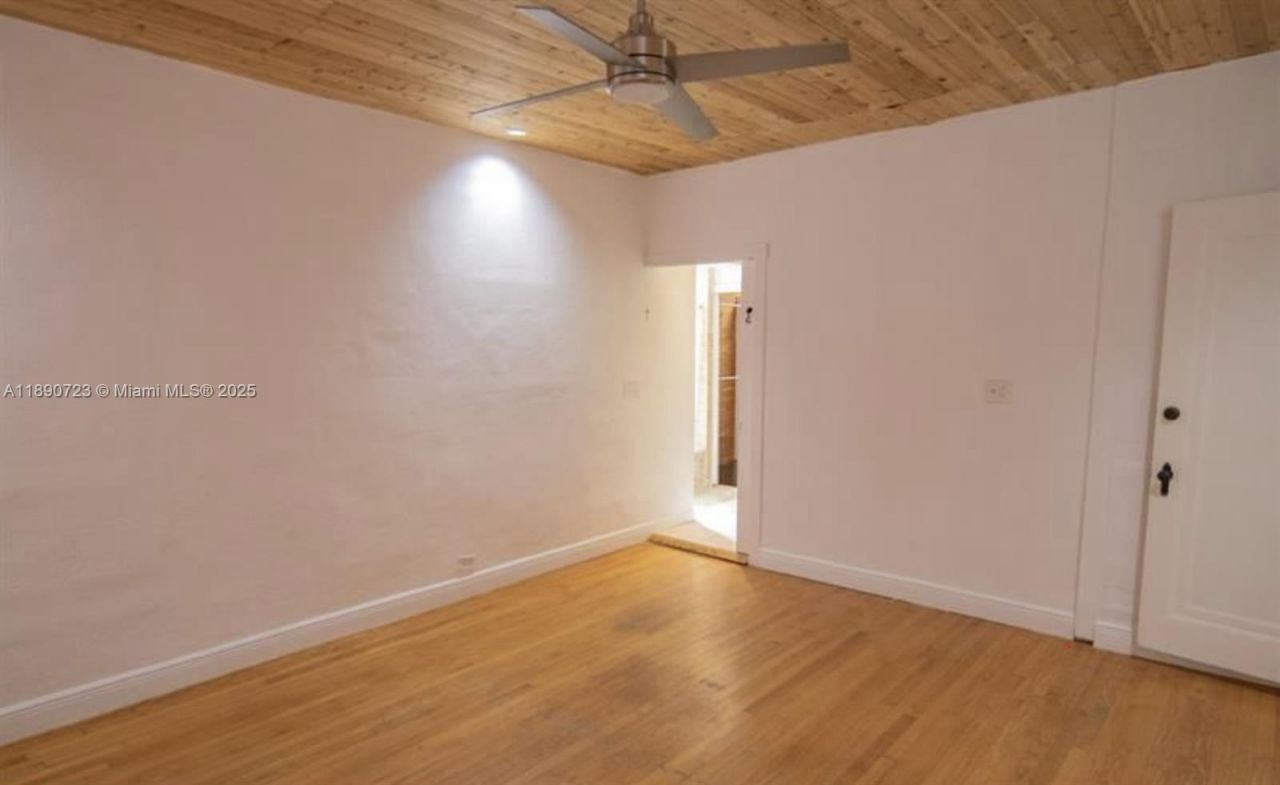 3050 Alton Rd, Miami Beach, FL 33140 Photo