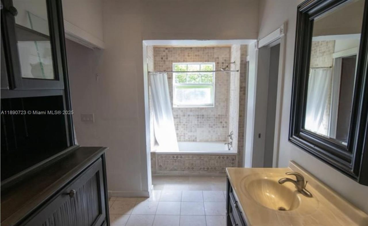 3050 Alton Rd, Miami Beach, FL 33140 Photo