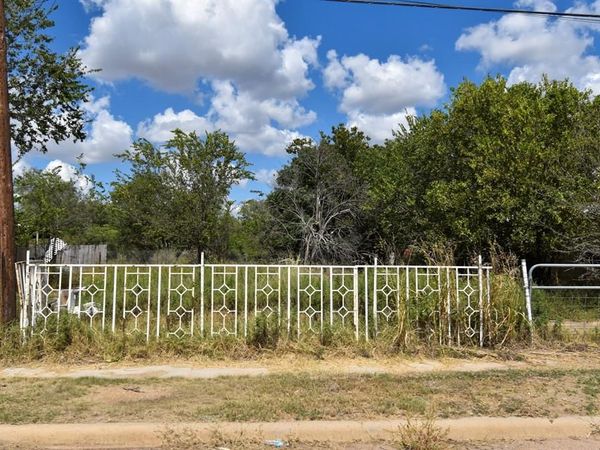 903 E 11th , Brady, TX 76825