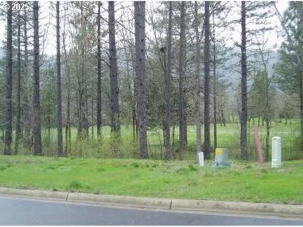1308 GREEN VALLEY DR, Cave Junction, OR 97523