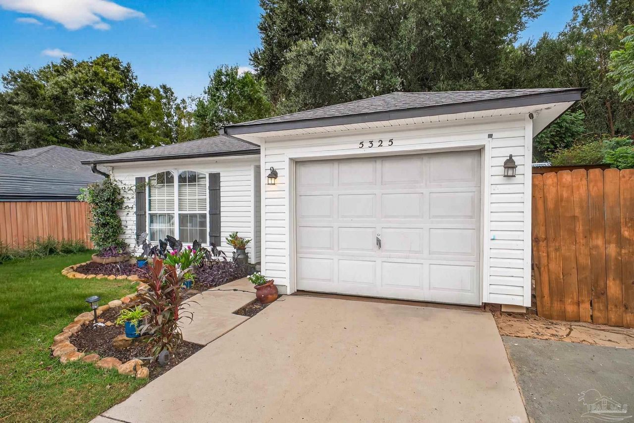 5325 Cherub Cir, Milton, FL 32583 Main Photo