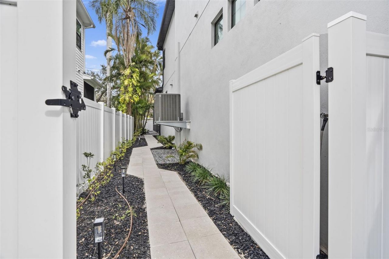 242 Estado Way Ne, Saint Petersburg, FL 33704 Photo