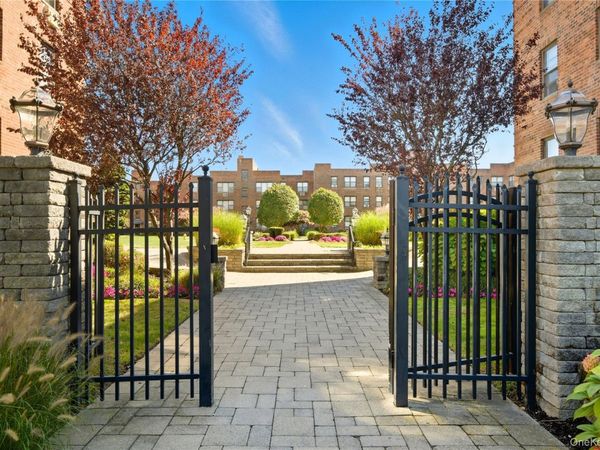 1 Jefferson Avenue, Unit D2, Rockville Centre, NY 11570