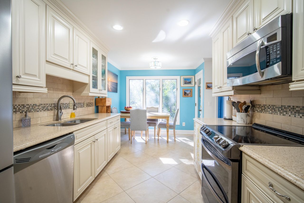 4679 Tennis Club Lane Photo 8