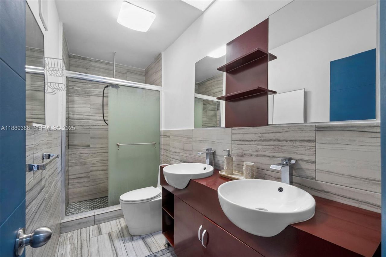 2858 Pine Tree Dr, Unit 5, Miami Beach, FL 33140 Photo