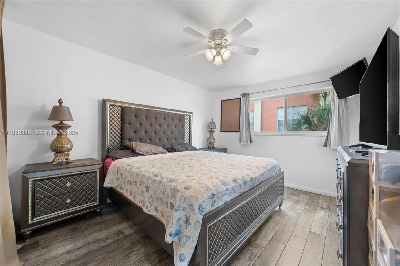 2858 Pine Tree Dr, Unit 5, Miami Beach, FL 33140 Photo