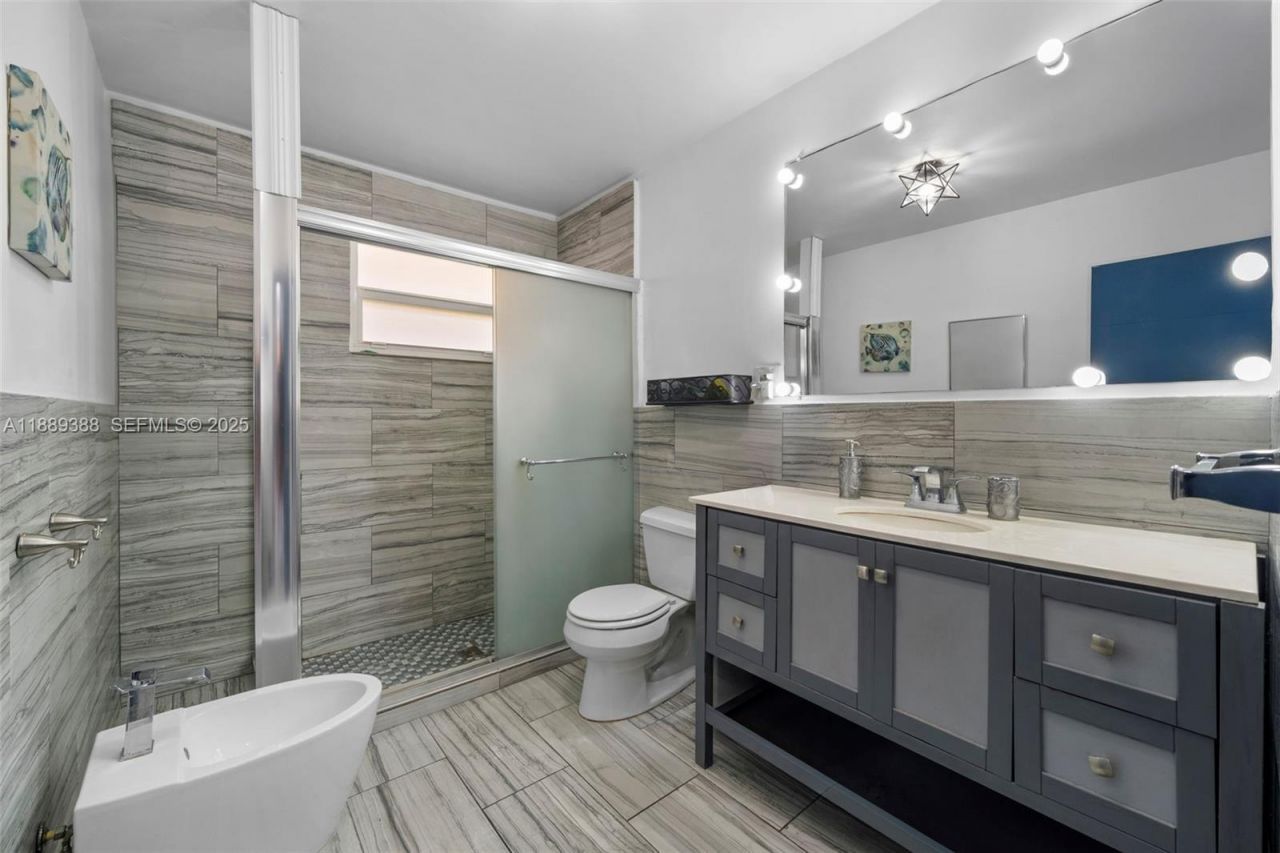 2858 Pine Tree Dr, Unit 5, Miami Beach, FL 33140 Photo