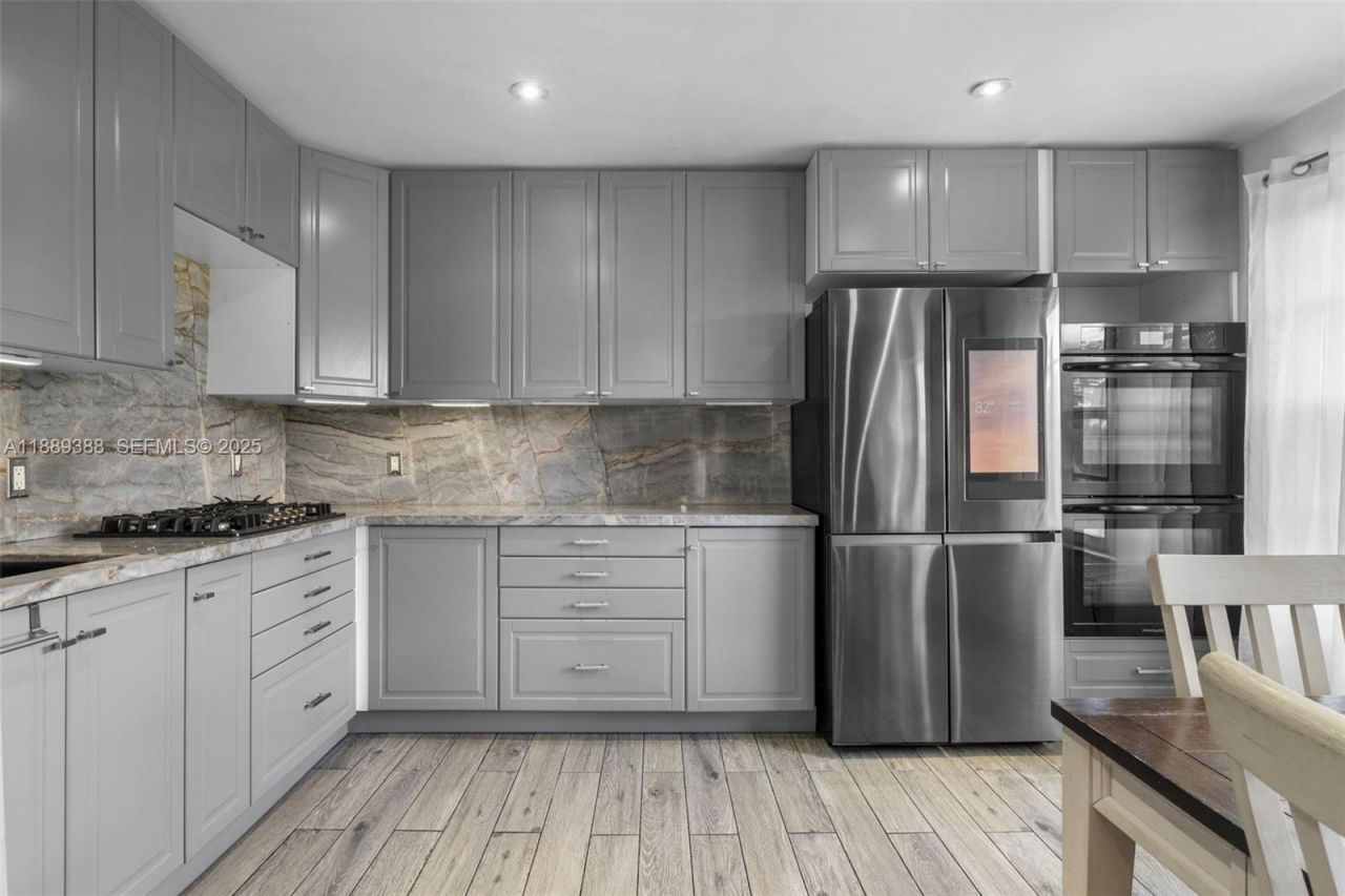 2858 Pine Tree Dr, Unit 5, Miami Beach, FL 33140 Photo