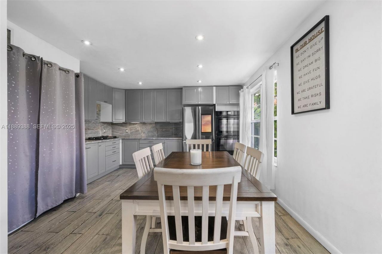 2858 Pine Tree Dr, Unit 5, Miami Beach, FL 33140 Photo