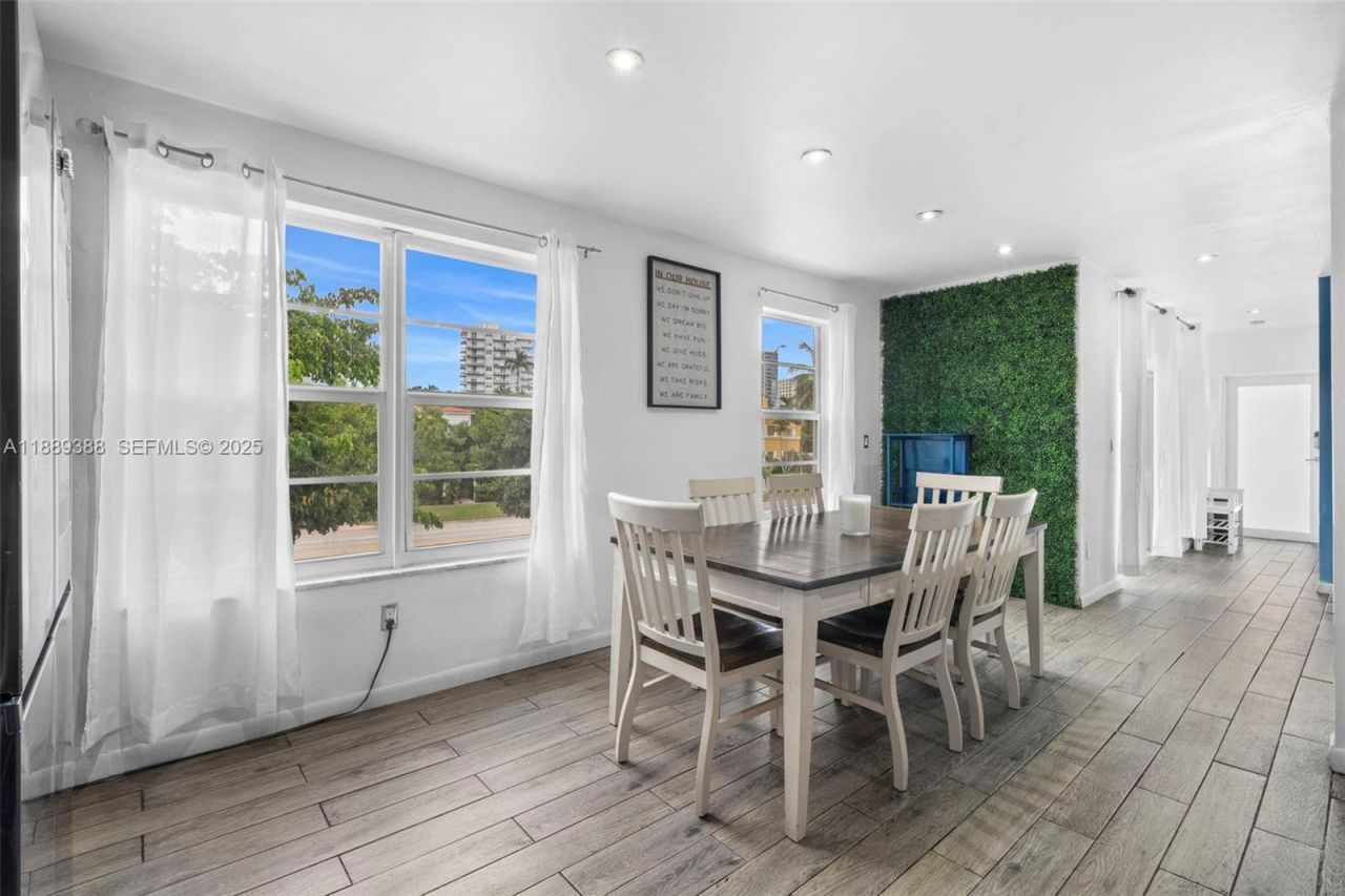 2858 Pine Tree Dr, Unit 5, Miami Beach, FL 33140 Photo