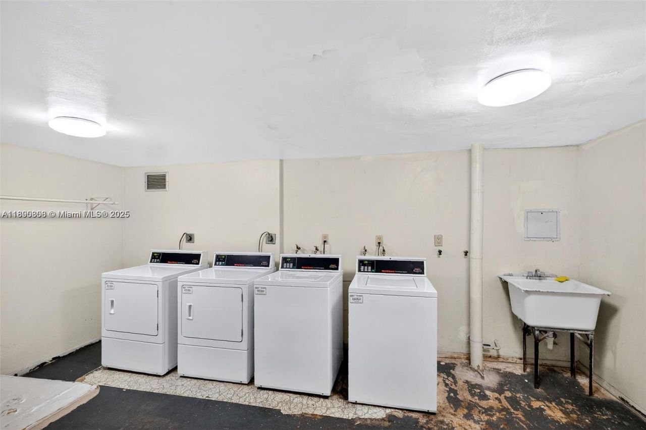 1351 NE Miami Gardens Dr, Unit 202E, Miami, FL 33179 Photo