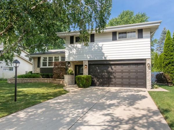 1008 N Newberry Lane, Mount Prospect, IL 60056