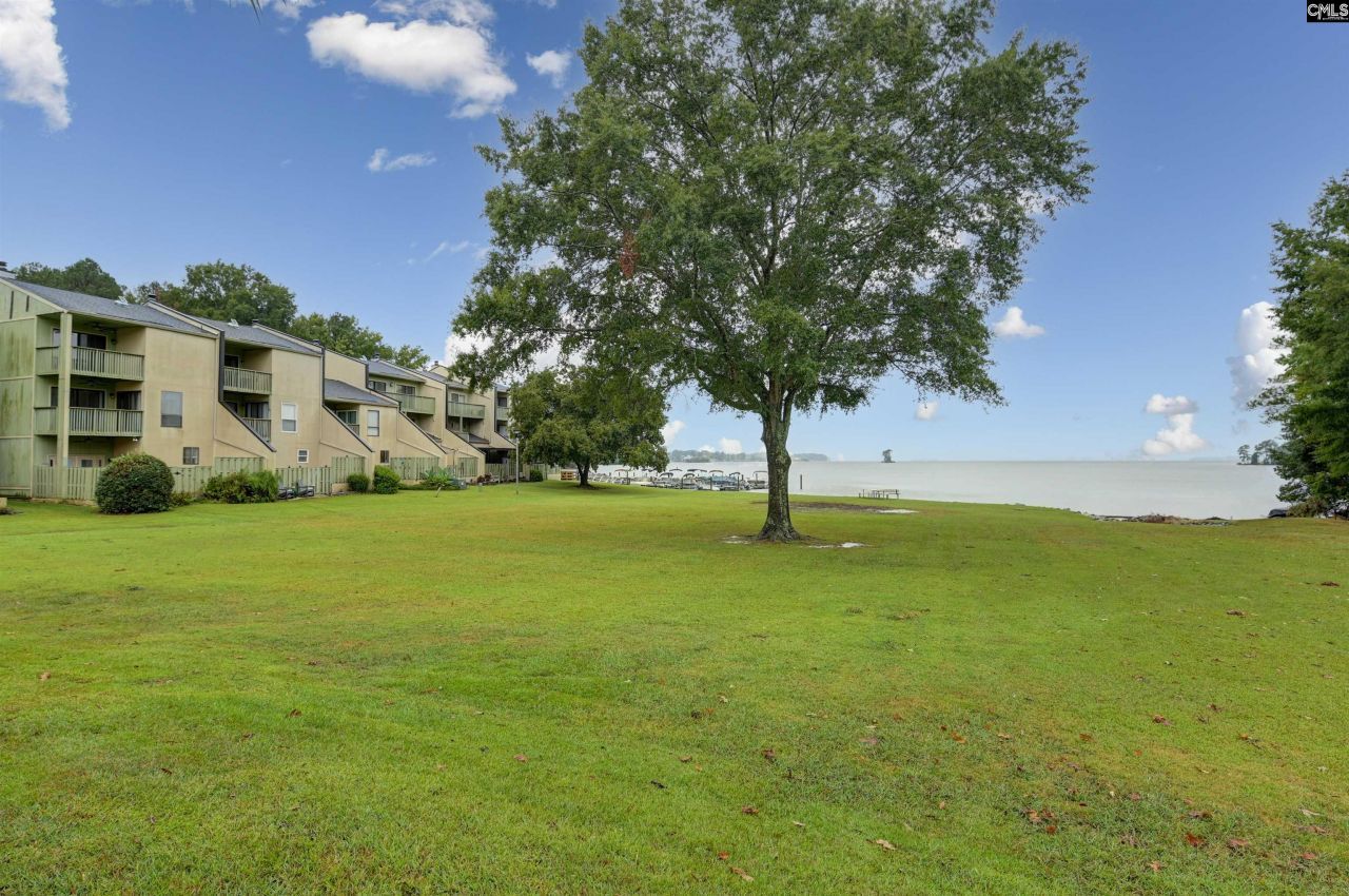 806 Village Lane Photo 10