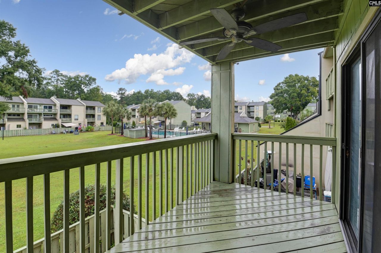 806 Village Lane Photo 12