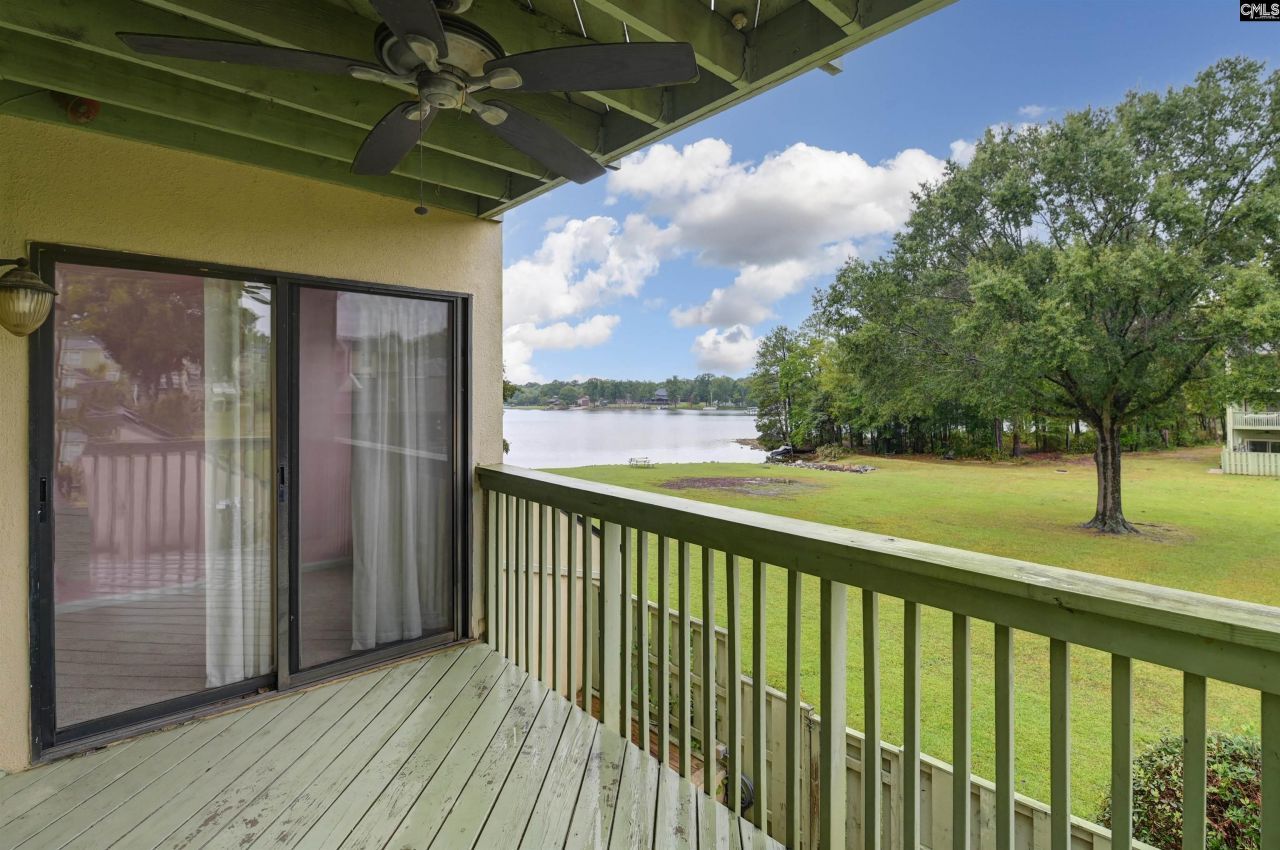 806 Village Lane Photo 13