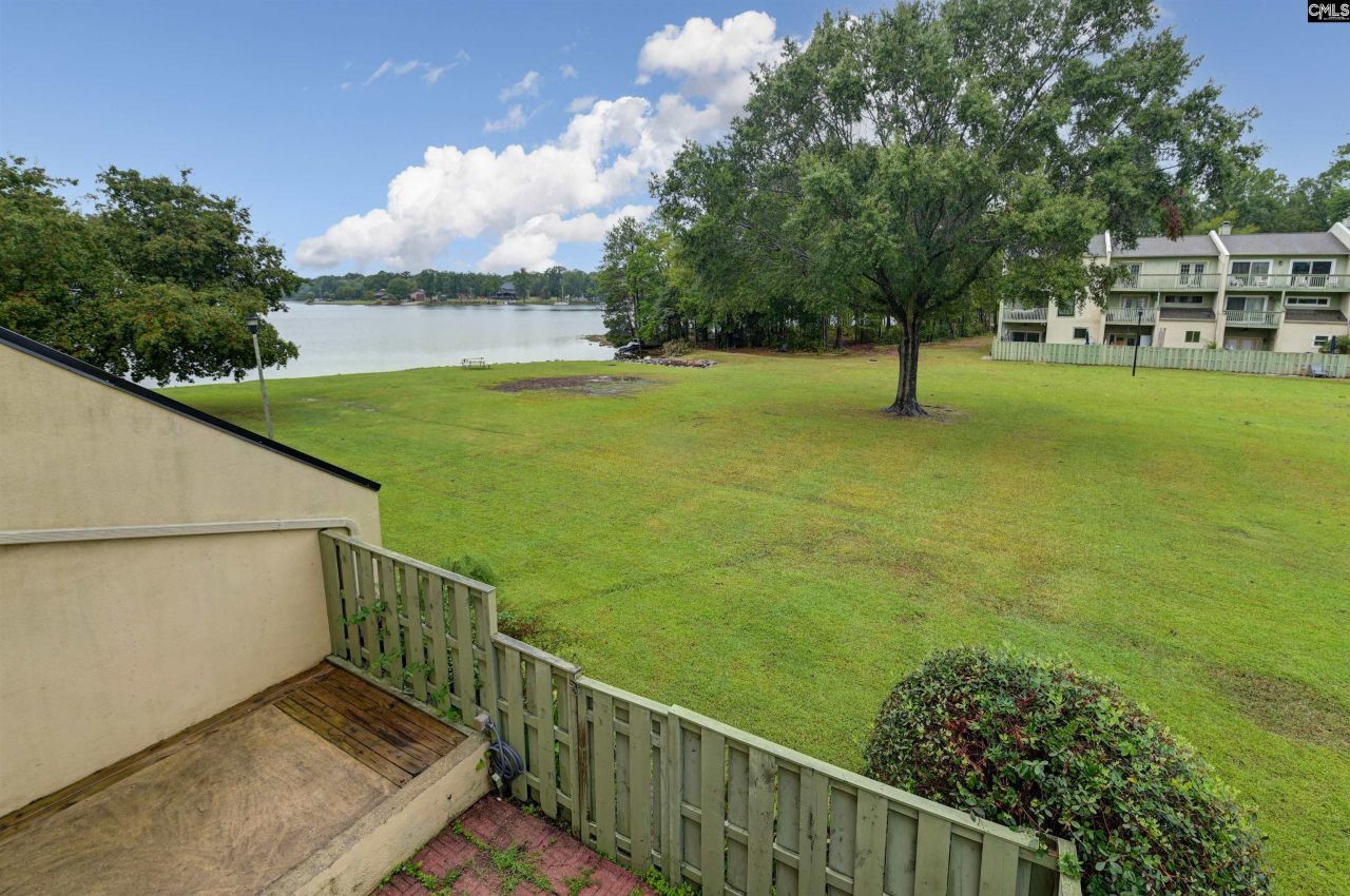 806 Village Lane Photo 14