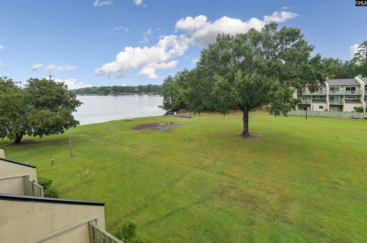 806 Village Lane Photo 16