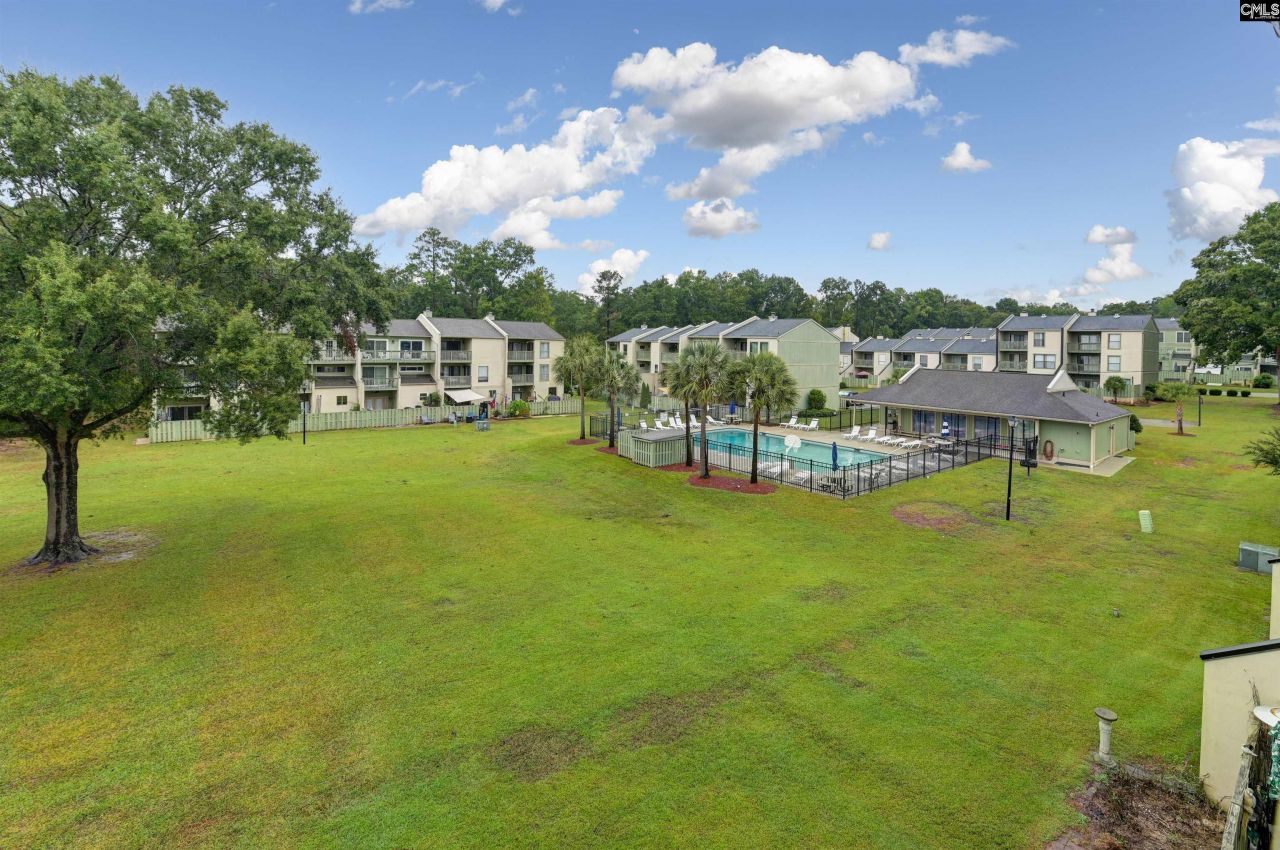 806 Village Lane Photo 17