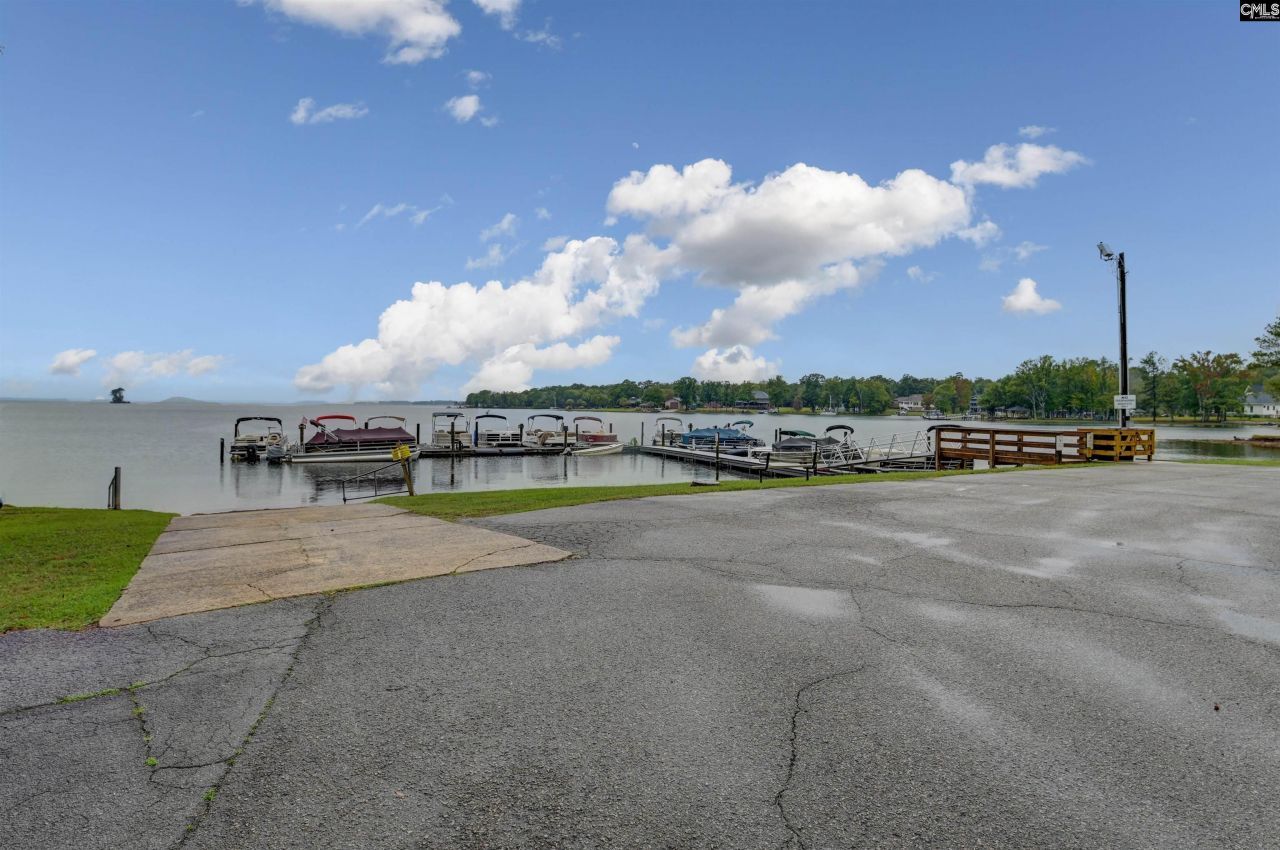 806 Village Lane Photo 19