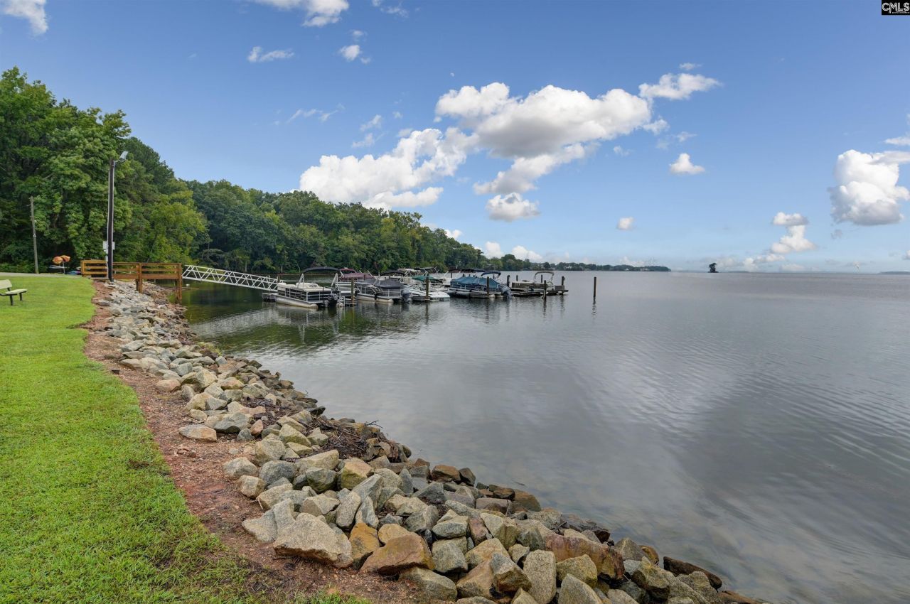 806 Village Lane Photo 22