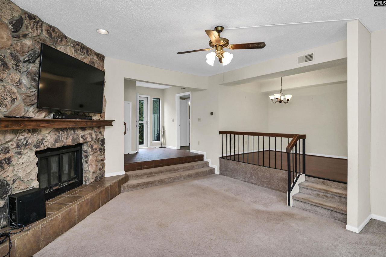 806 Village Lane Photo 24