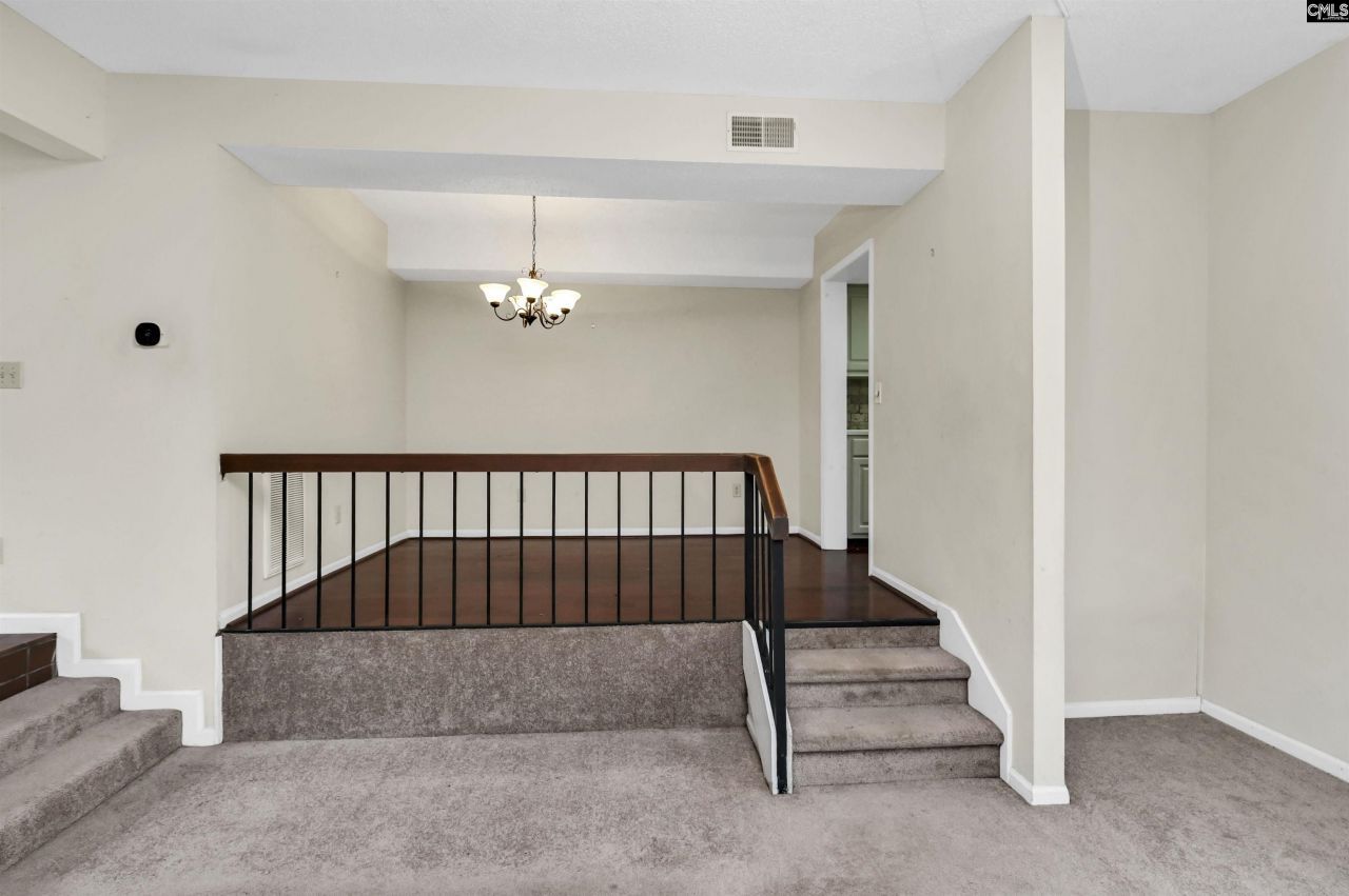 806 Village Lane Photo 26