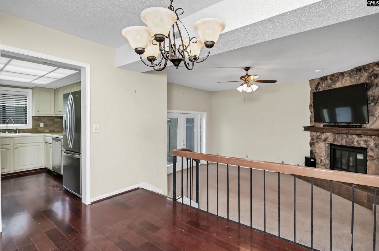 806 Village Lane Photo 30