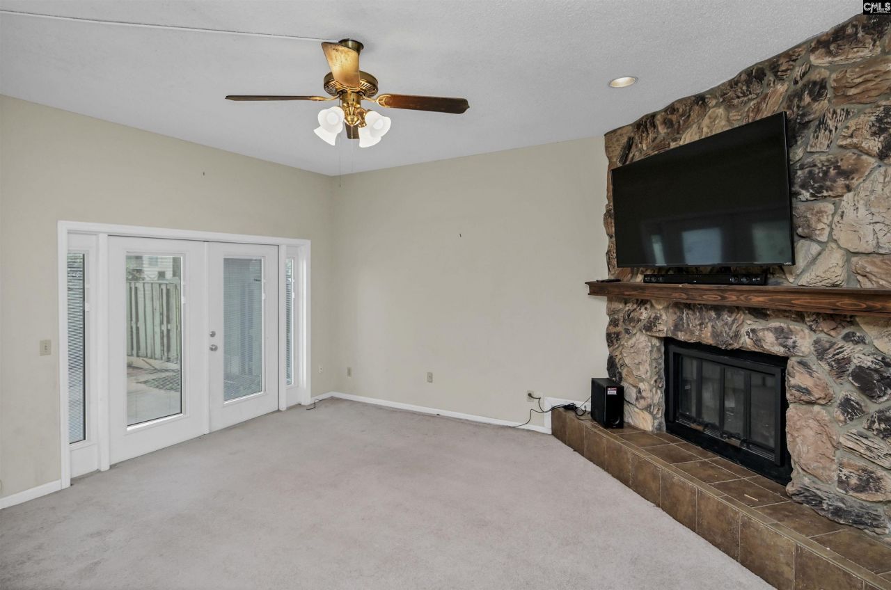 806 Village Lane Photo 31