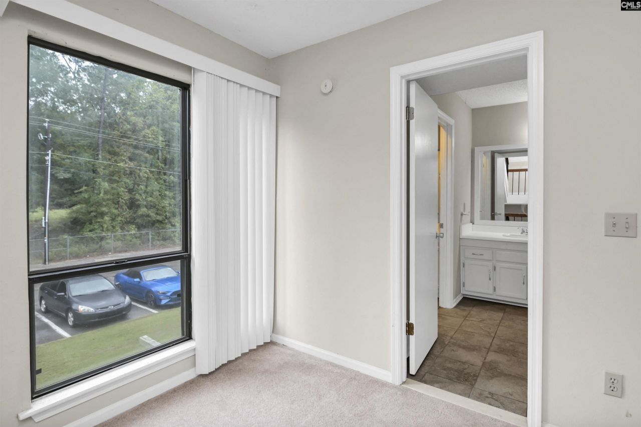 806 Village Lane Photo 37