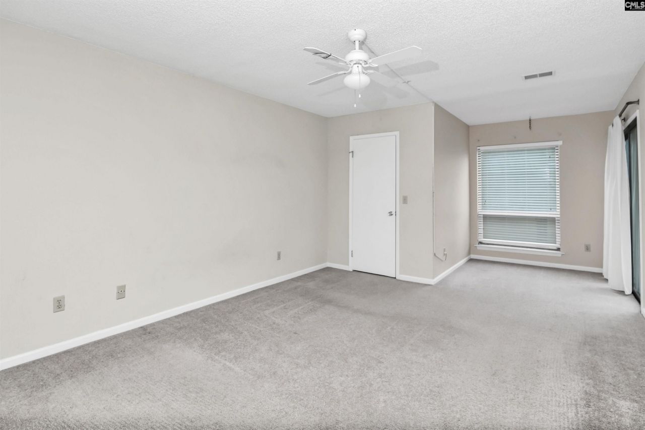 806 Village Lane Photo 38