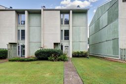 806 Village Lane photo 4