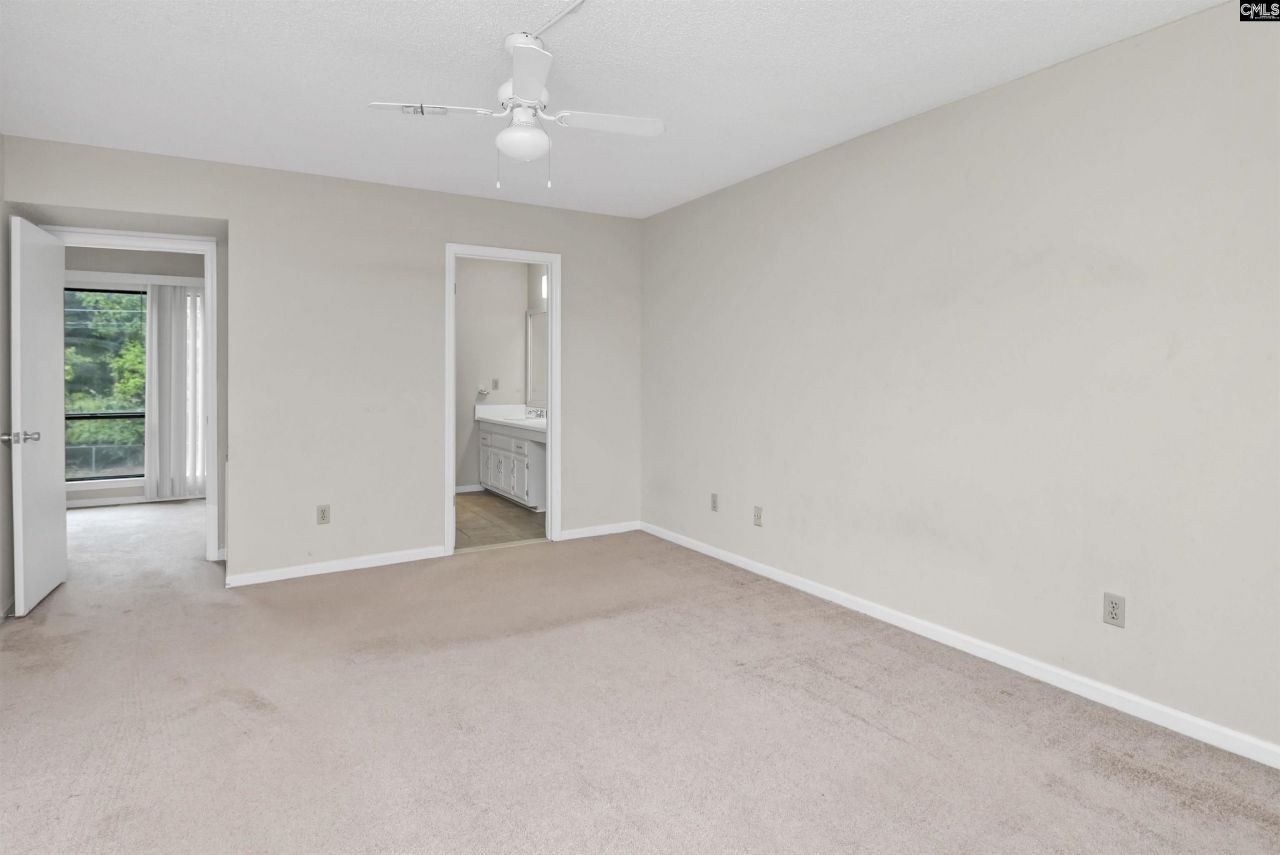 806 Village Lane Photo 40