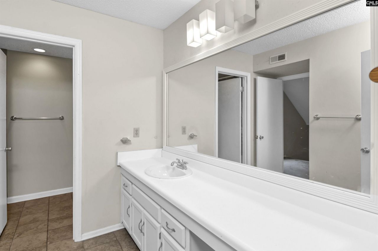 806 Village Lane Photo 41