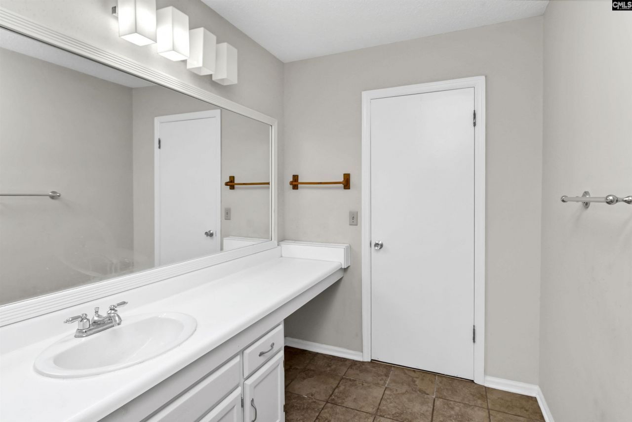 806 Village Lane Photo 42