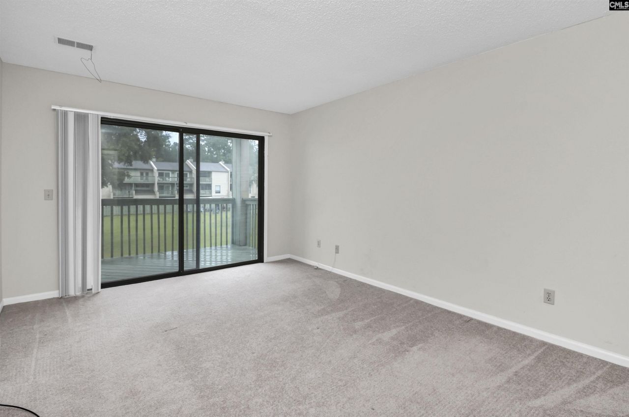 806 Village Lane Photo 43