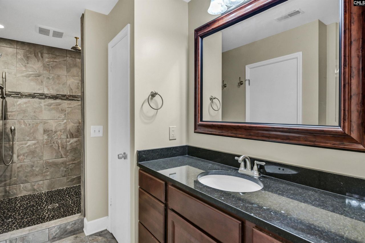 806 Village Lane Photo 52