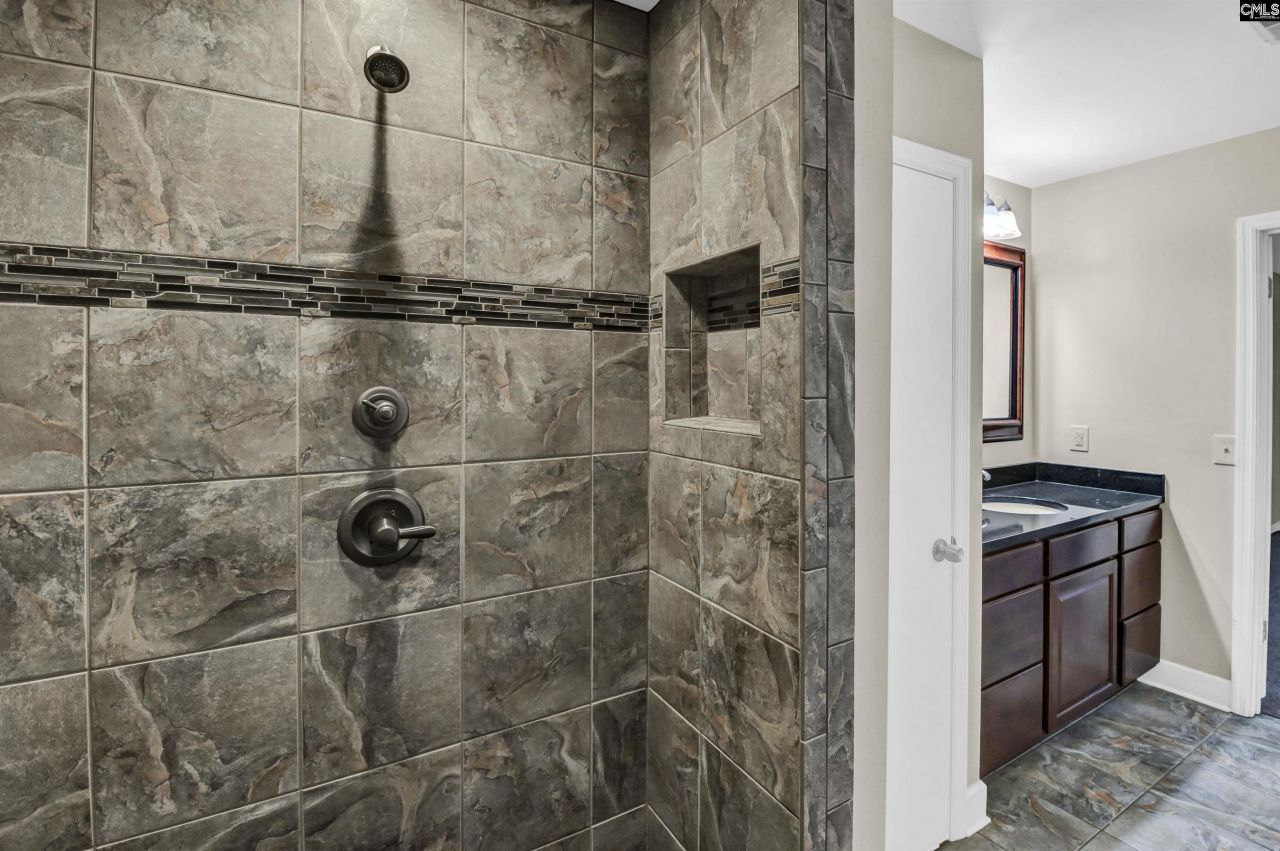 806 Village Lane Photo 55