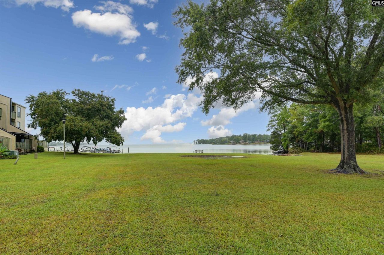 806 Village Lane Photo 6