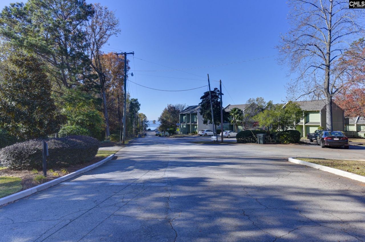 806 Village Lane Photo 63