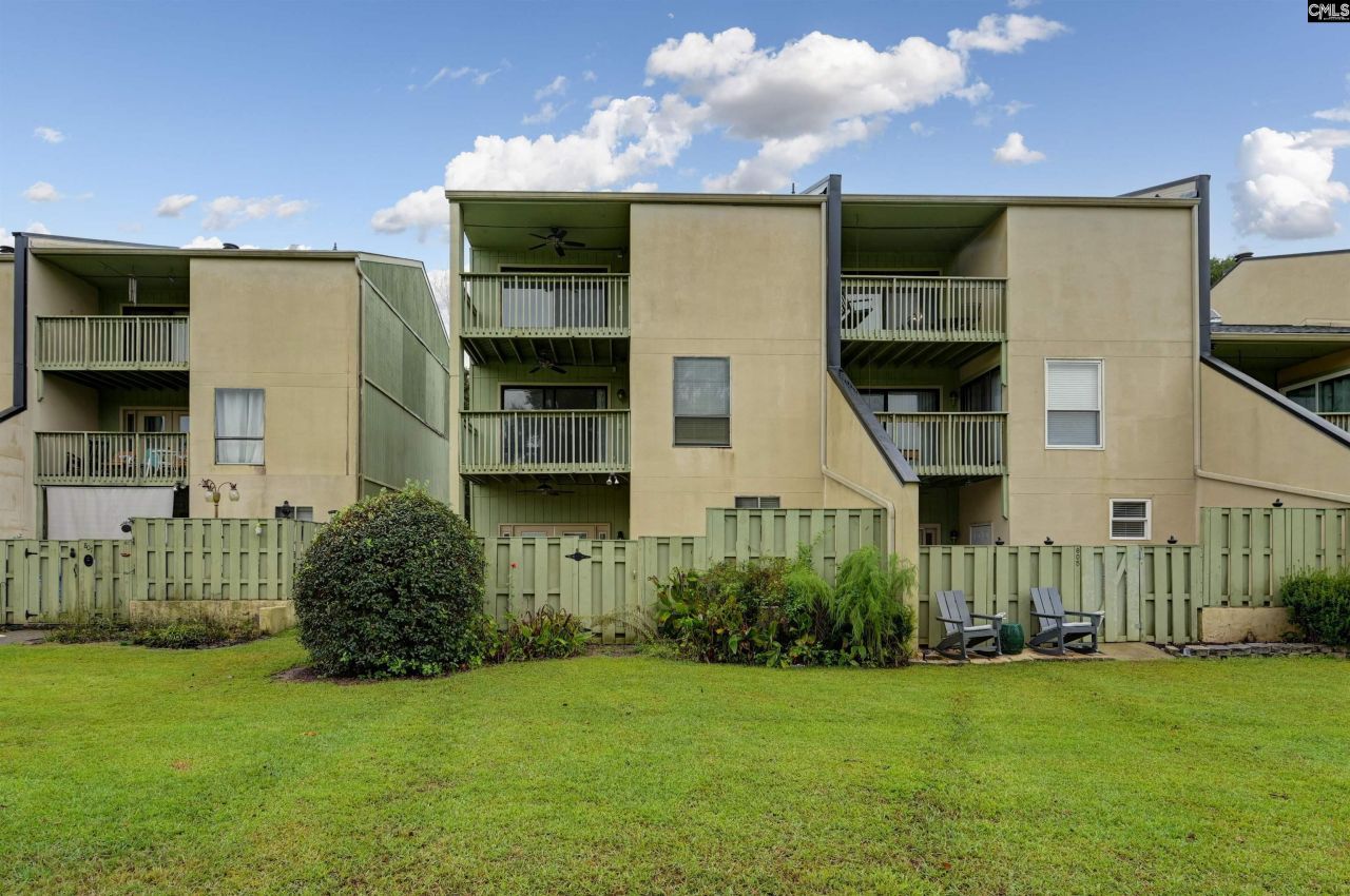 806 Village Lane Photo 7