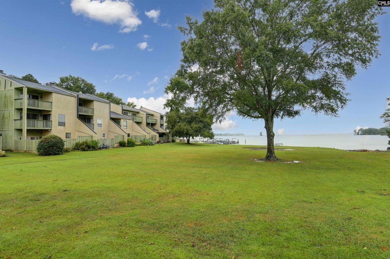 806 Village Lane Photo 8