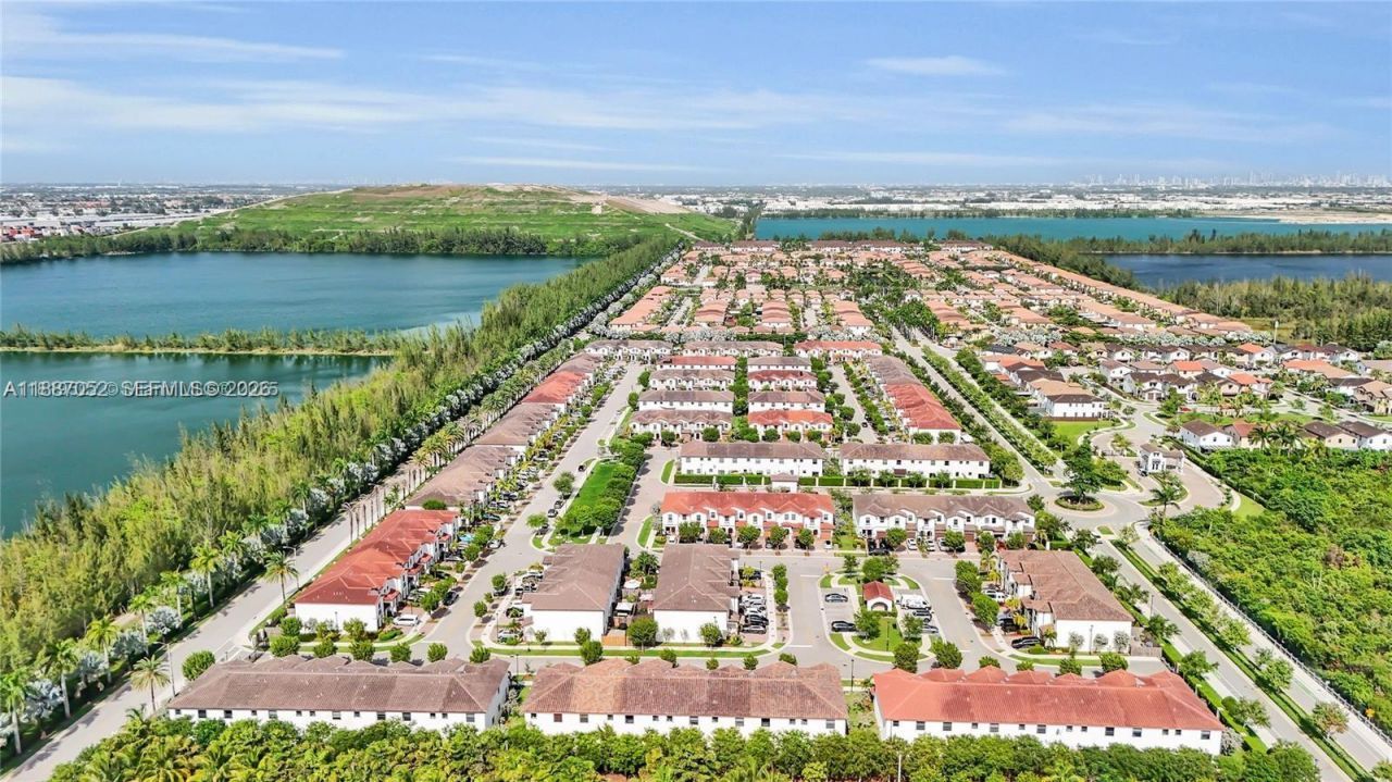 8860 NW 103rd Path, Doral, FL 33178 Photo