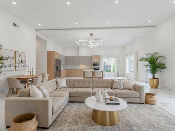 635 SW 9th St, Hallandale Beach, FL 33009