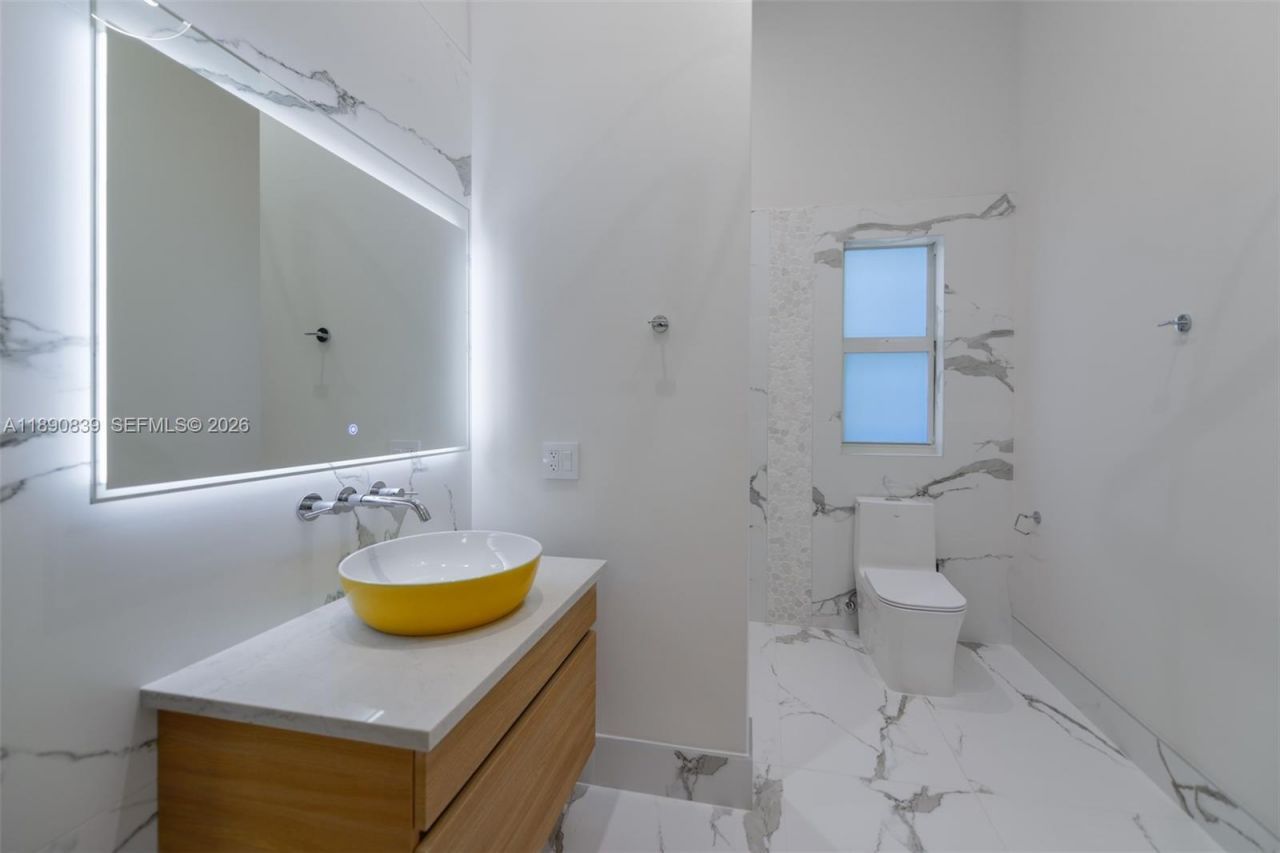 635 SW 9th St, Hallandale Beach, FL 33009 Photo