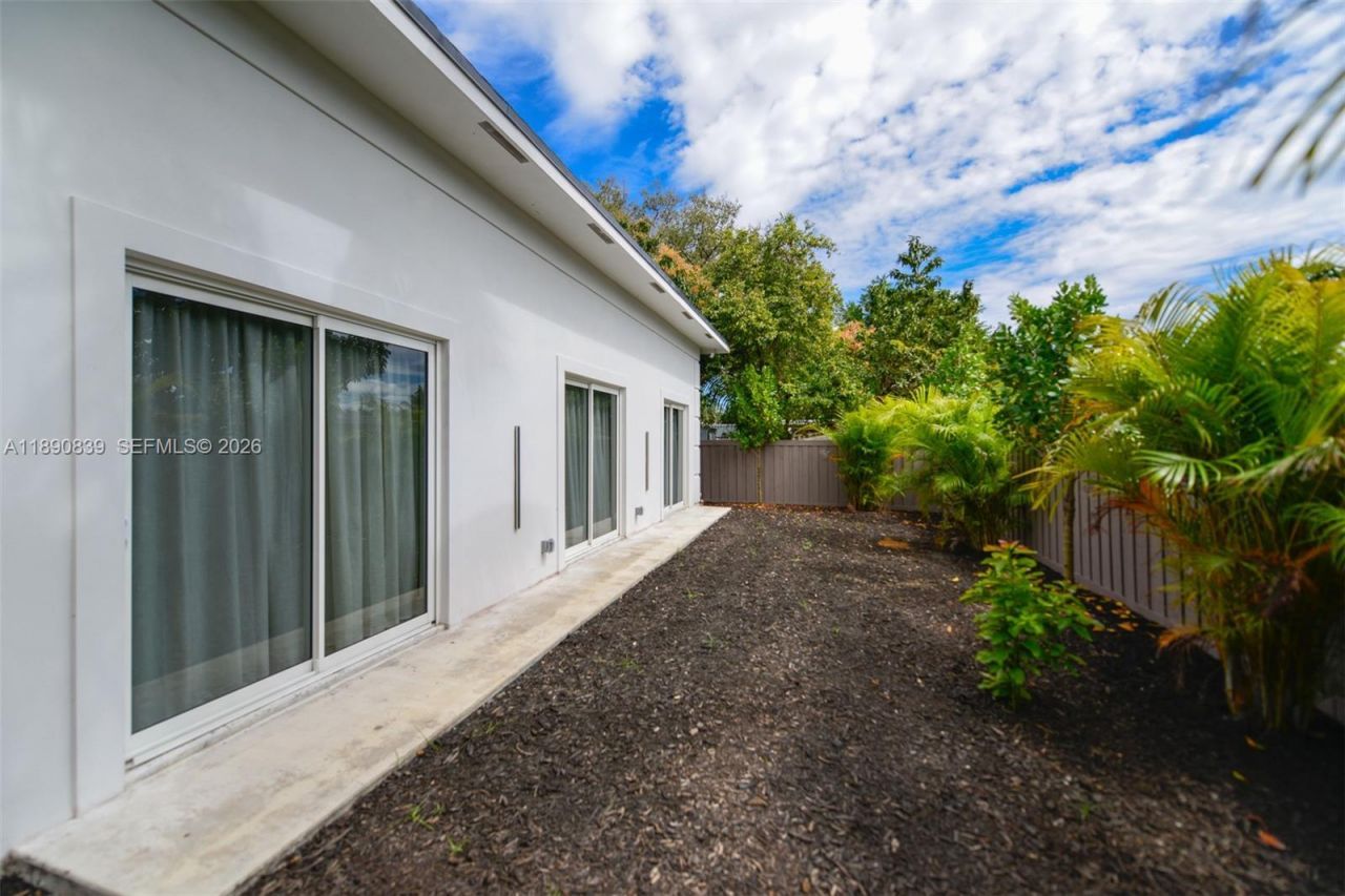 635 SW 9th St, Hallandale Beach, FL 33009 Photo